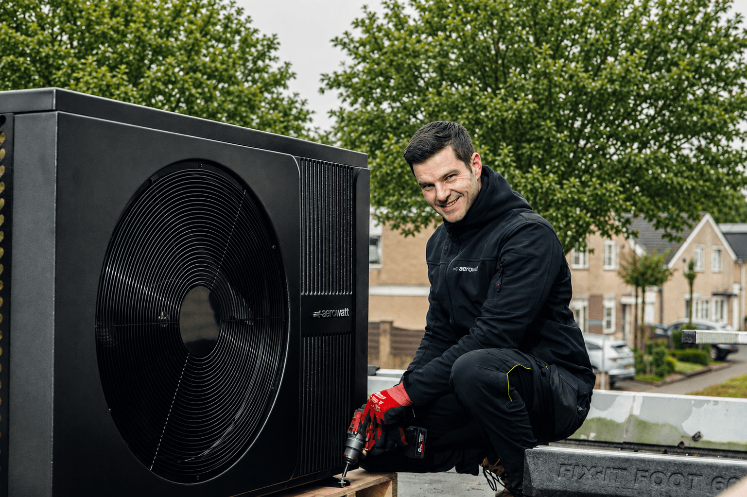 Monteur installeert een AEROWATT-buitenunit.